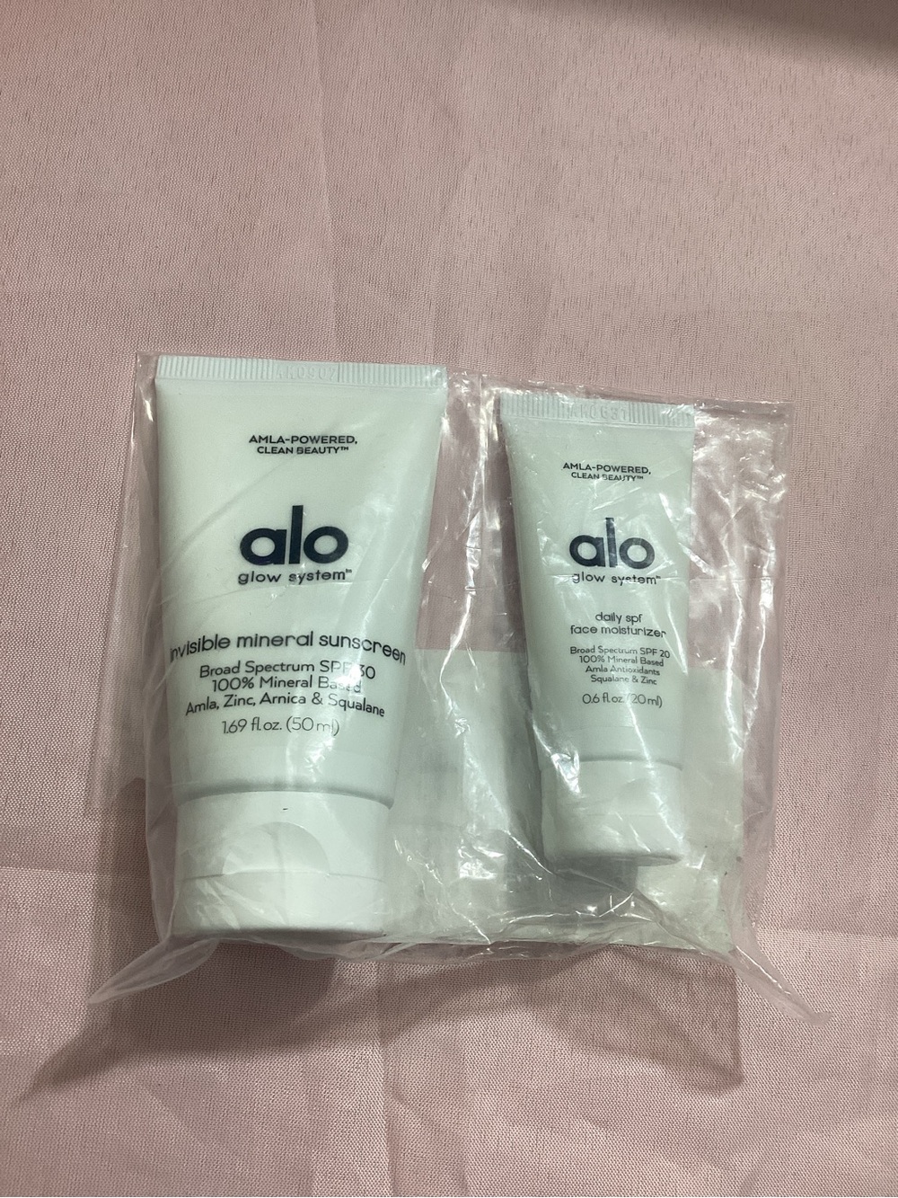 alo glow system Invisible Mineral Sunscreen + Daily SPF Face Moisturizer - White